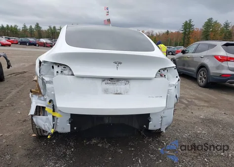 2024 Tesla Model Y Long Range Dual Motor All-Wheel Drive z USA, uszkodzony, nr VIN 7SAYGAEEXRF152474